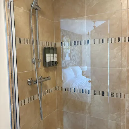 The Olivia Swan * Deighton