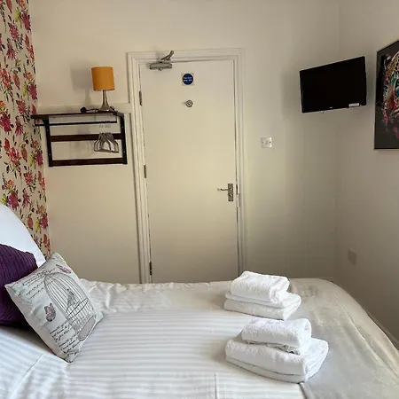 The Olivia Swan * Deighton